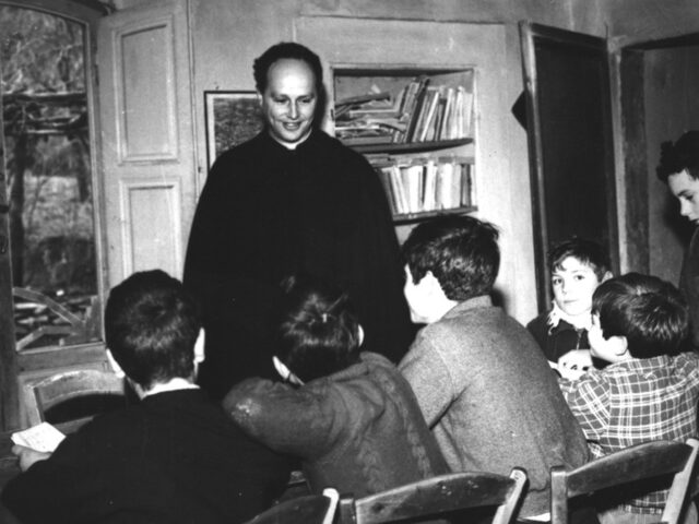 Don-Lorenzo-Milani-a-scuola