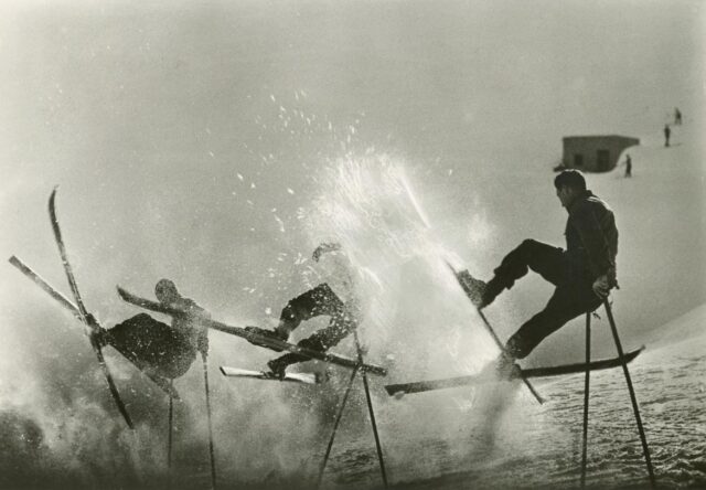 fratelli-pedrotti-sciatori-in-salto-d-arresto-1937_imagefullwide-1